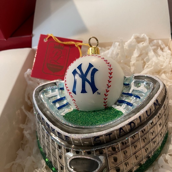 New York Yankees Baseball Stadium Polonaise Hand Blown Glass Christmas Ornament - Picture 3 of 8